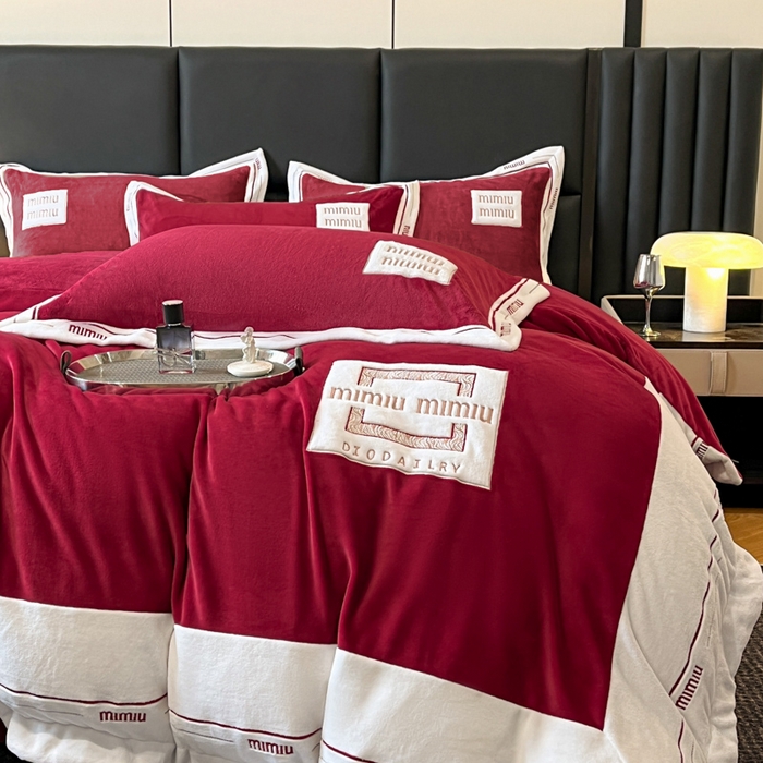 91家纺网 家纺一手货源 找家纺 苹果星家纺 2025新款无印良品风230克全消光牛奶绒大拼角压线刺绣四件套-塔莉 塔莉-酒红