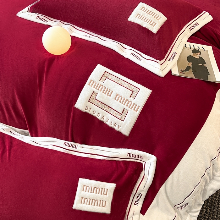 91家纺网 家纺一手货源 找家纺 苹果星家纺 2025新款无印良品风230克全消光牛奶绒大拼角压线刺绣四件套-塔莉 塔莉-酒红