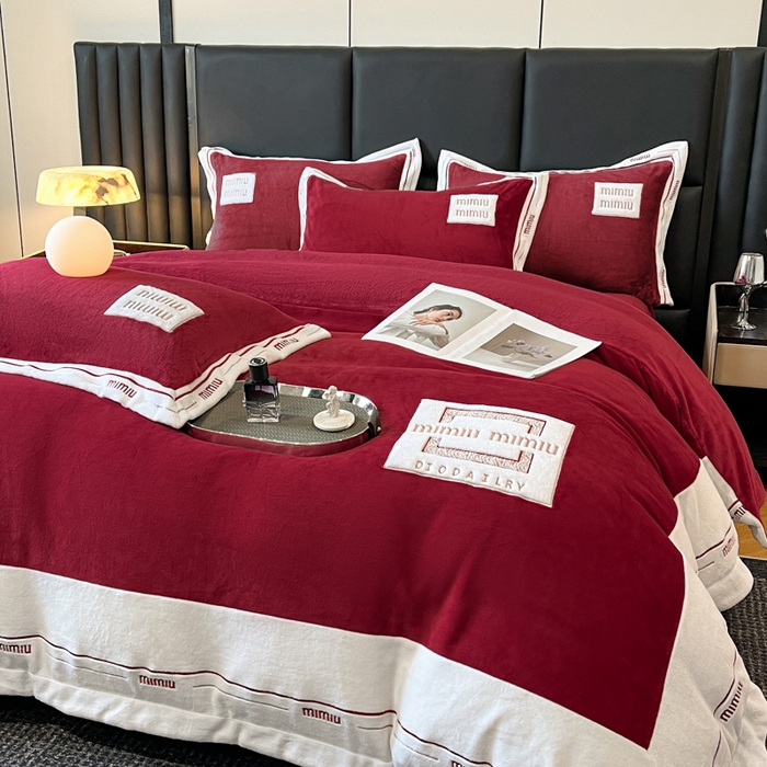 91家纺网 家纺一手货源 找家纺 苹果星家纺 2025新款无印良品风230克全消光牛奶绒大拼角压线刺绣四件套-塔莉 塔莉-酒红