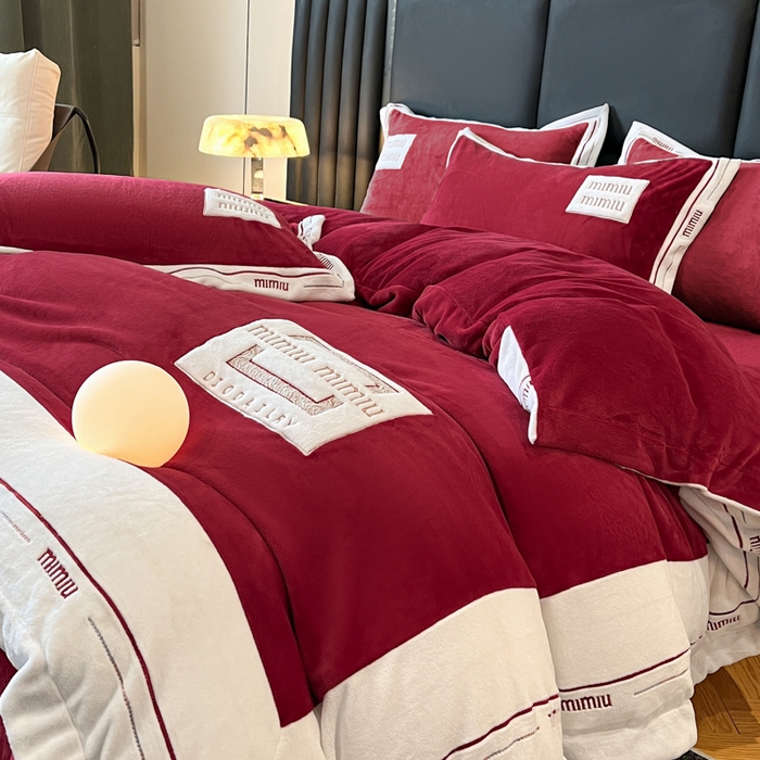 91家纺网 家纺一手货源 找家纺 苹果星家纺 2025新款无印良品风230克全消光牛奶绒大拼角压线刺绣四件套-塔莉 塔莉-酒红