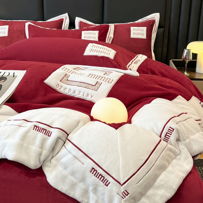 91家纺网 家纺一手货源 找家纺 苹果星家纺 2025新款无印良品风230克全消光牛奶绒大拼角压线刺绣四件套-塔莉 塔莉-酒红