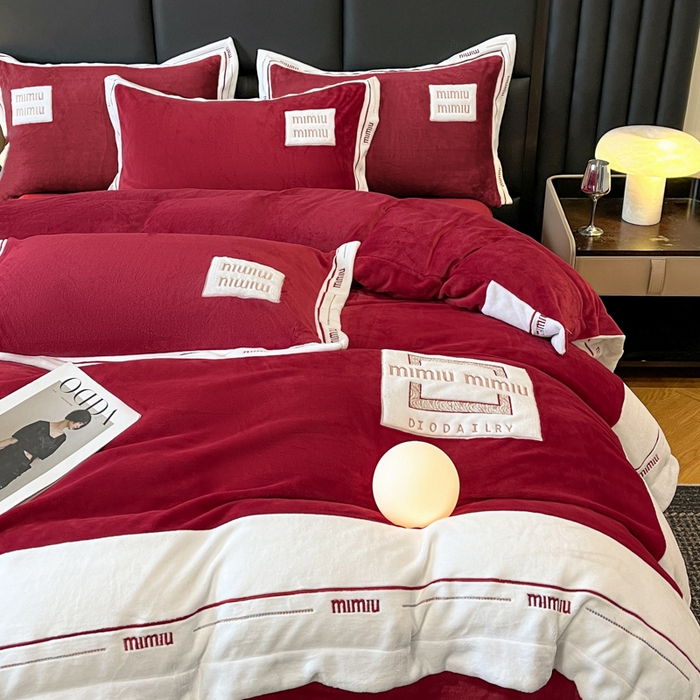 91家纺网 家纺一手货源 找家纺 苹果星家纺 2025新款无印良品风230克全消光牛奶绒大拼角压线刺绣四件套-塔莉 塔莉-酒红