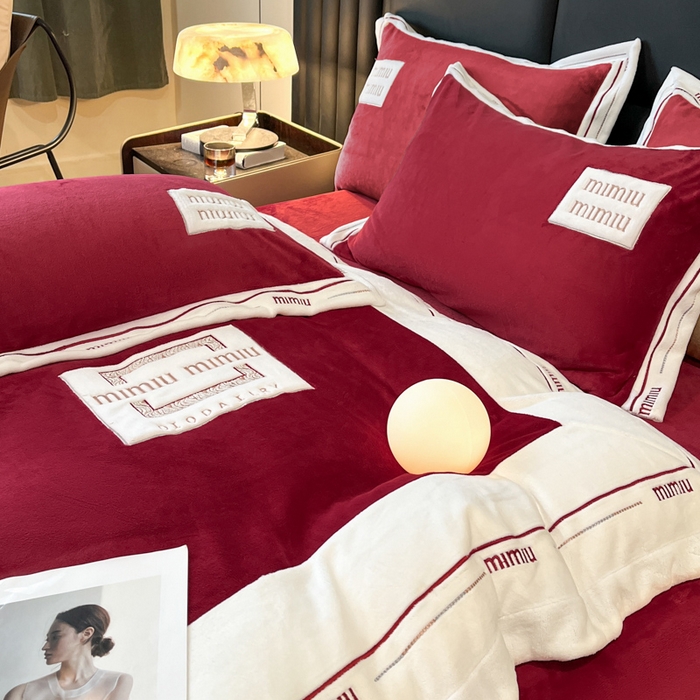 91家纺网 家纺一手货源 找家纺 苹果星家纺 2025新款无印良品风230克全消光牛奶绒大拼角压线刺绣四件套-塔莉 塔莉-酒红