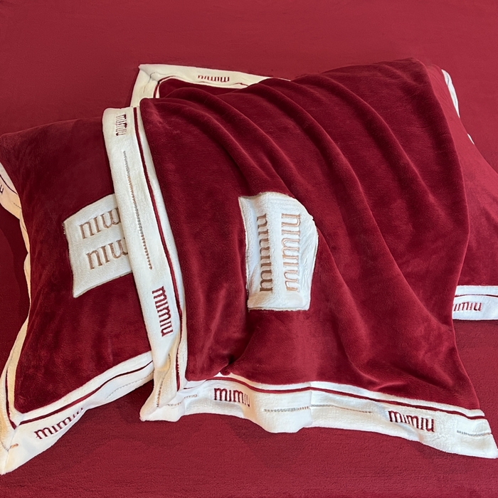 91家纺网 家纺一手货源 找家纺 苹果星家纺 2025新款无印良品风230克全消光牛奶绒大拼角压线刺绣四件套-塔莉 塔莉-酒红