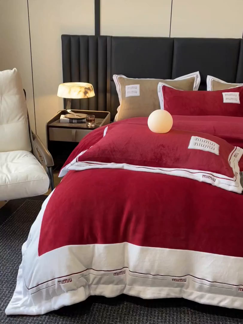 91家纺网 家纺一手货源 找家纺 苹果星家纺 2025新款无印良品风230克全消光牛奶绒大拼角压线刺绣四件套-塔莉 塔莉-酒红