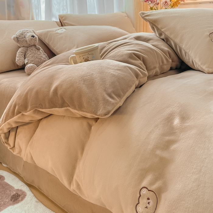 91家纺网 家纺一手货源 找家纺 857家居 2024新款A类雕花牛奶绒四件套 艾丽莎