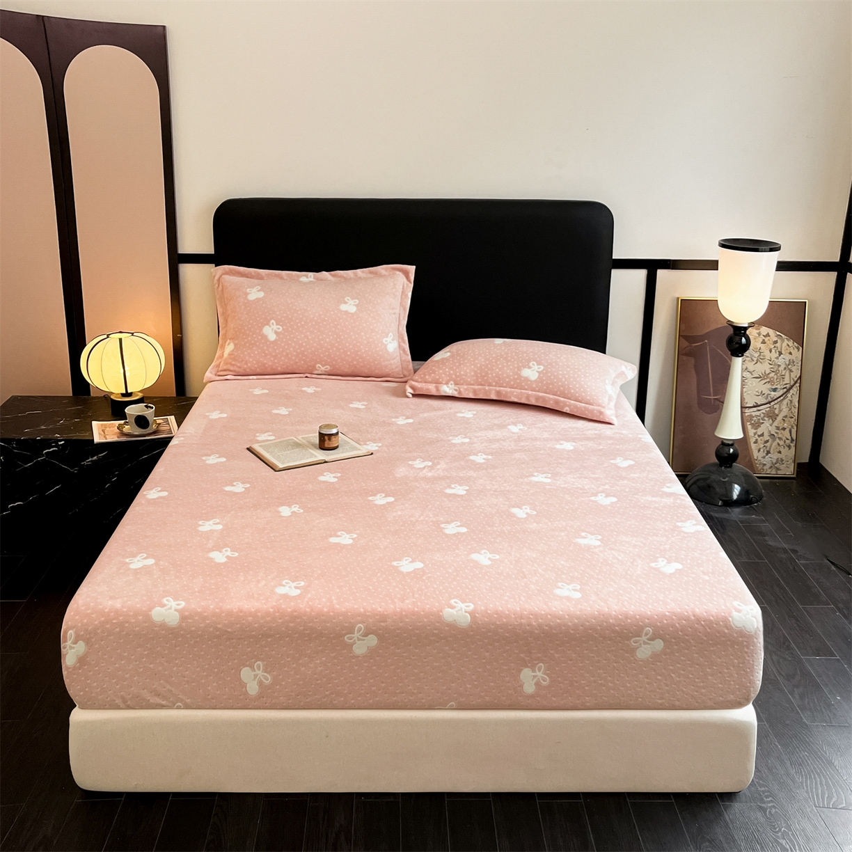 91家纺网 家纺一手货源 找家纺 857家居 2024新款A类雕花牛奶绒四件套 艾丽莎