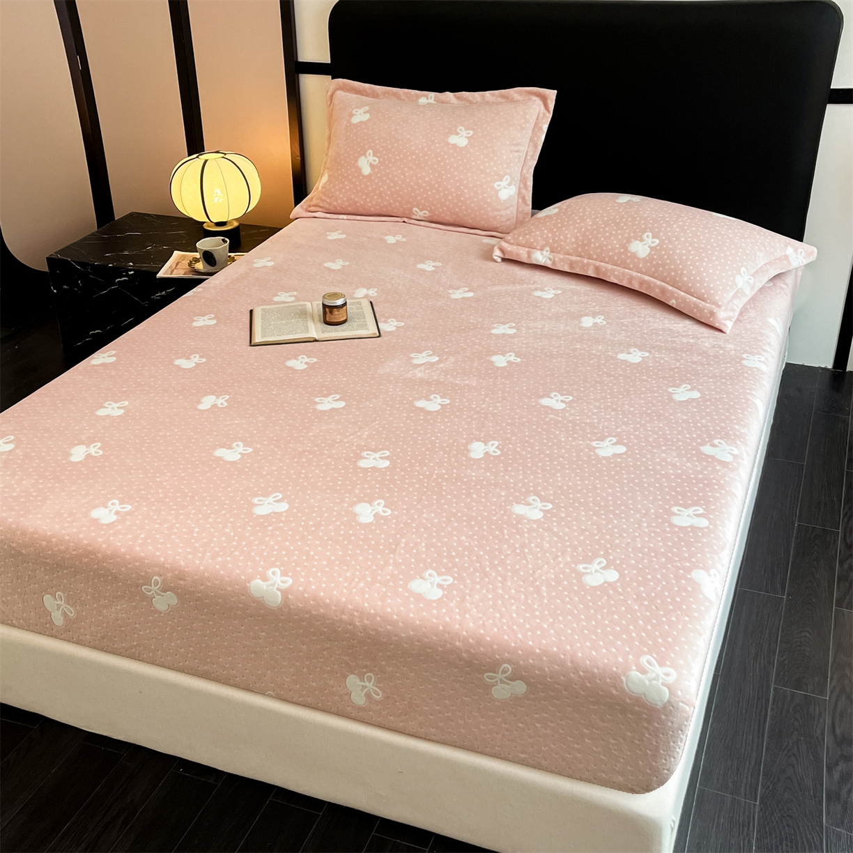 91家纺网 家纺一手货源 找家纺 （总）857家居 2025新款樱桃牛奶绒床笠