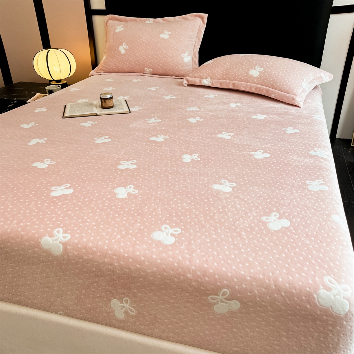 91家纺网 家纺一手货源 找家纺 （总）857家居 2025新款樱桃牛奶绒床笠