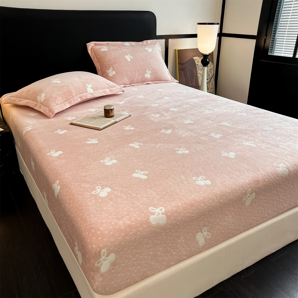 91家纺网 家纺一手货源 找家纺 （总）857家居 2025新款樱桃牛奶绒床笠