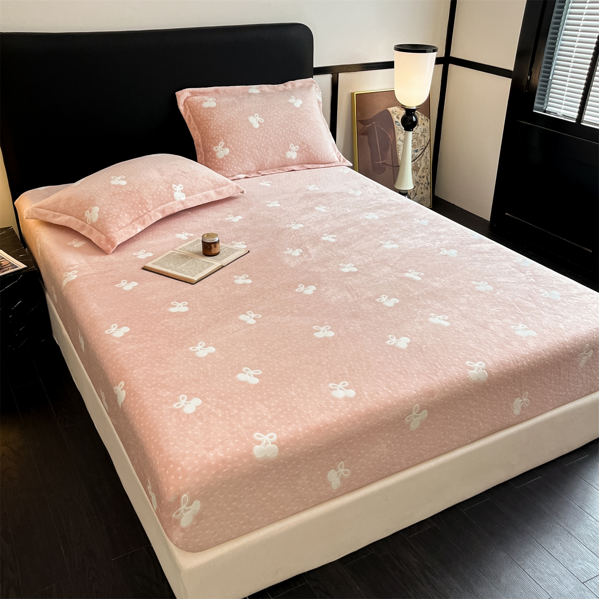 91家纺网 家纺一手货源 找家纺 （总）857家居 2025新款樱桃牛奶绒床笠