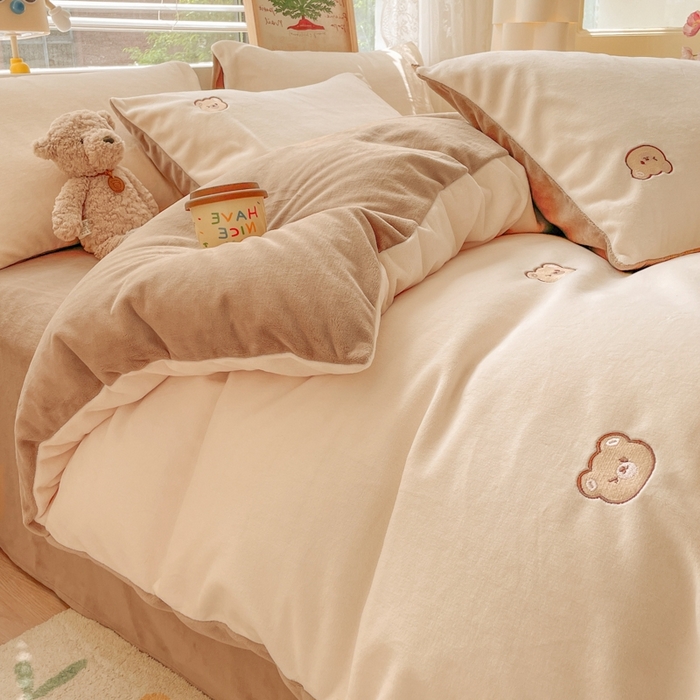 91家纺网 家纺一手货源 找家纺 857家居 2025新款高克重牛奶绒刺绣四件套 波波熊