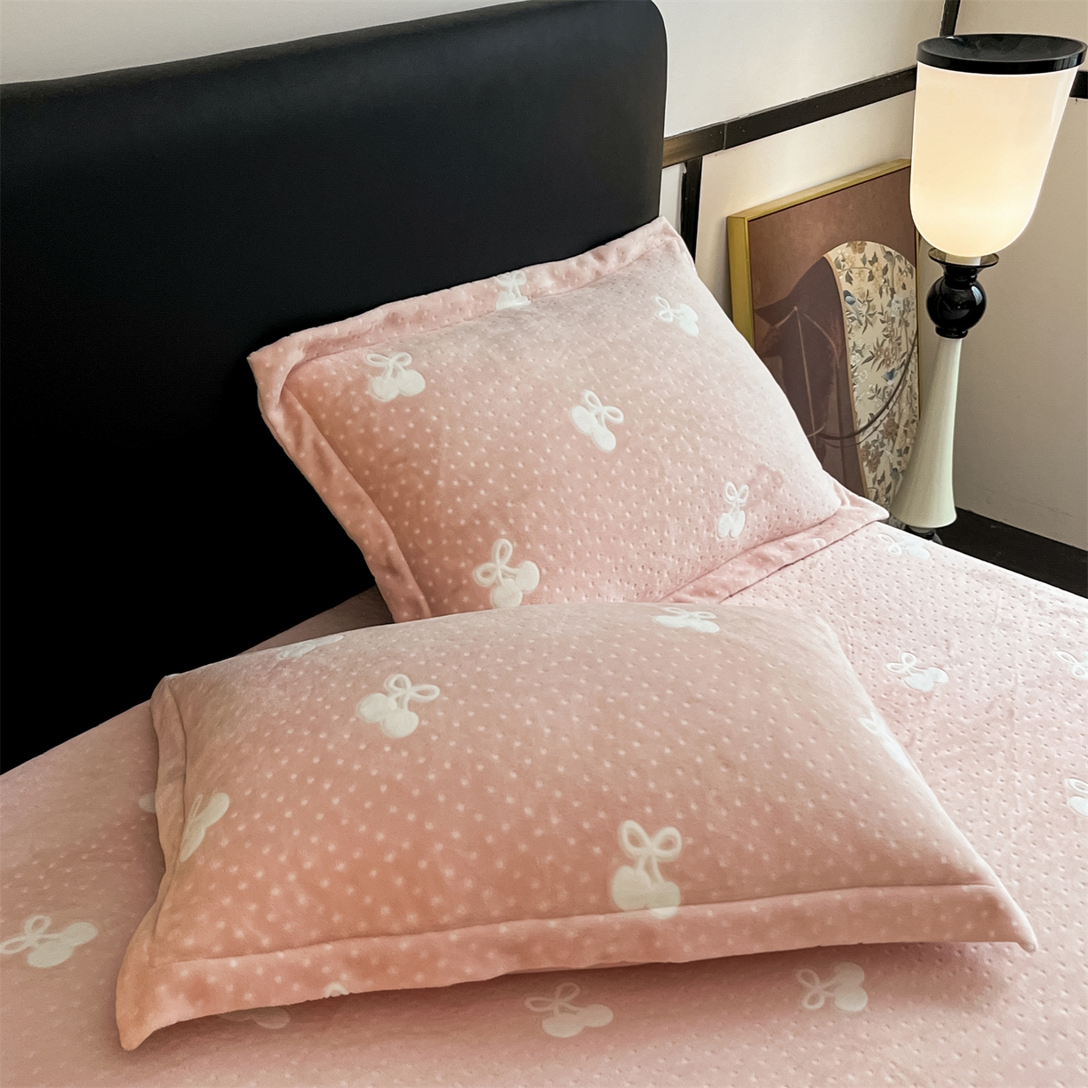 91家纺网 家纺一手货源 找家纺 （总）857家居 2025新款樱桃牛奶绒床笠