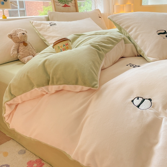 91家纺网 家纺一手货源 找家纺 857家居 2025新款高克重牛奶绒刺绣四件套 墩墩熊