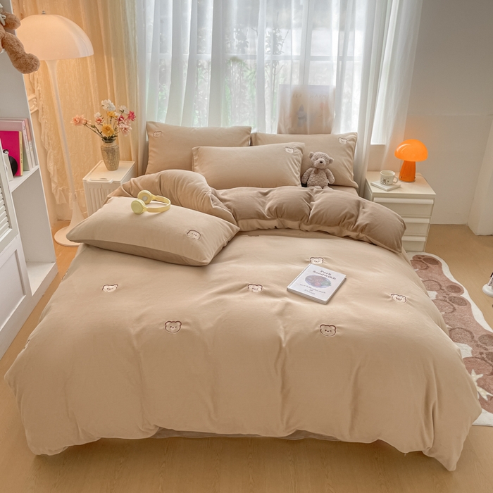 91家纺网 家纺一手货源 找家纺 857家居 2025新款高克重牛奶绒刺绣四件套 巧克力熊