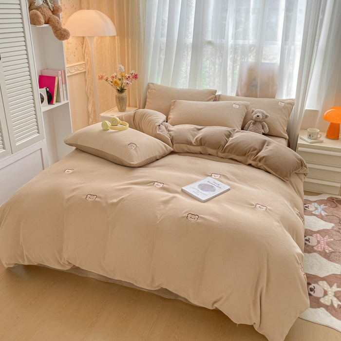 91家纺网 家纺一手货源 找家纺 857家居 2025新款高克重牛奶绒刺绣四件套 巧克力熊