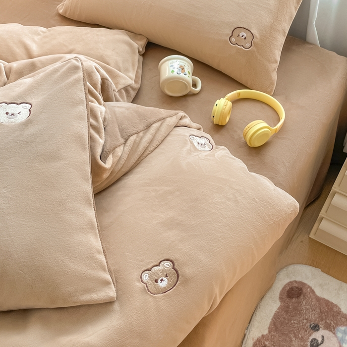 91家纺网 家纺一手货源 找家纺 857家居 2025新款高克重牛奶绒刺绣四件套 巧克力熊