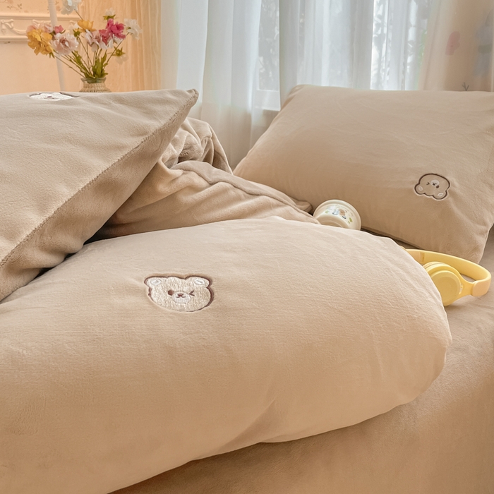 91家纺网 家纺一手货源 找家纺 857家居 2025新款高克重牛奶绒刺绣四件套 巧克力熊