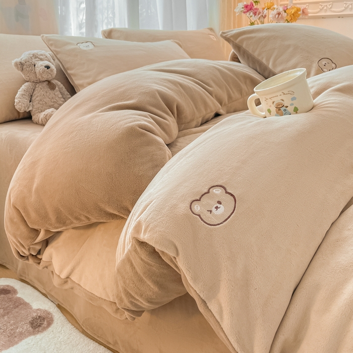 91家纺网 家纺一手货源 找家纺 857家居 2025新款高克重牛奶绒刺绣四件套 巧克力熊