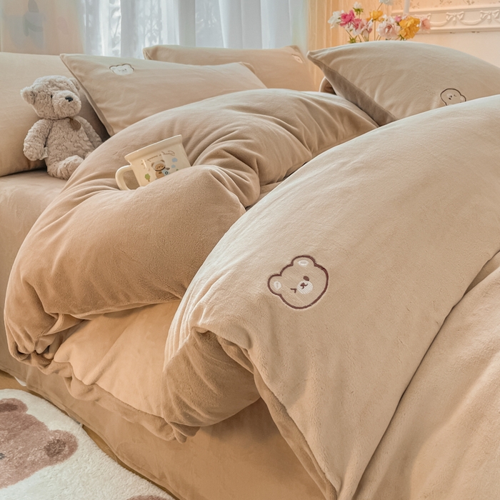 91家纺网 家纺一手货源 找家纺 857家居 2025新款高克重牛奶绒刺绣四件套 巧克力熊