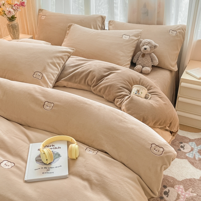 91家纺网 家纺一手货源 找家纺 857家居 2025新款高克重牛奶绒刺绣四件套 巧克力熊