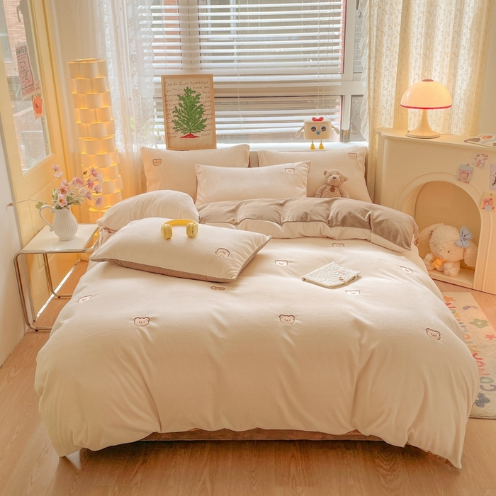 91家纺网 家纺一手货源 找家纺 857家居 2025新款高克重牛奶绒刺绣四件套 波波熊