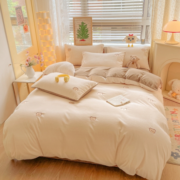 91家纺网 家纺一手货源 找家纺 857家居 2025新款高克重牛奶绒刺绣四件套 波波熊