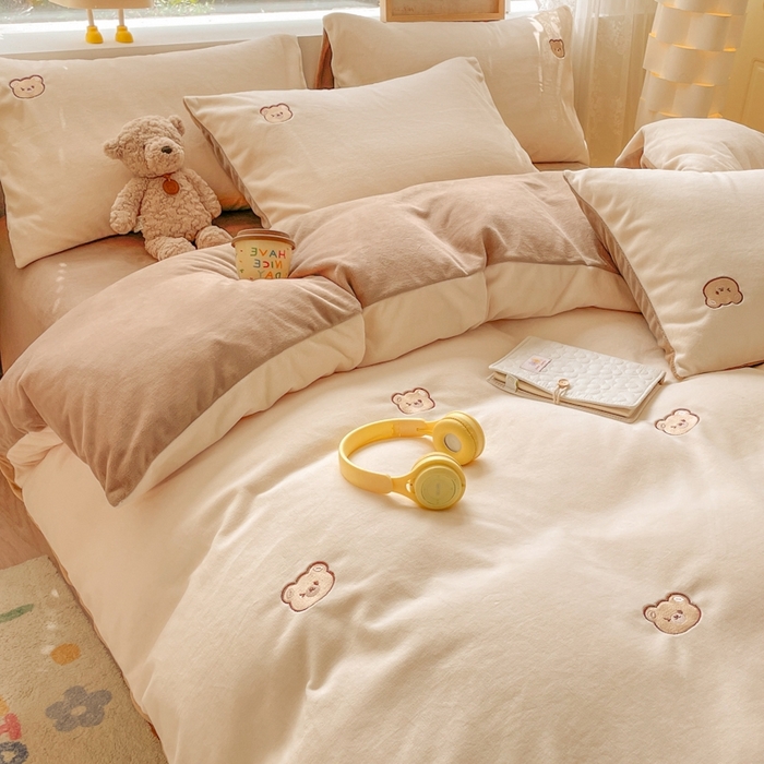 91家纺网 家纺一手货源 找家纺 857家居 2025新款高克重牛奶绒刺绣四件套 波波熊