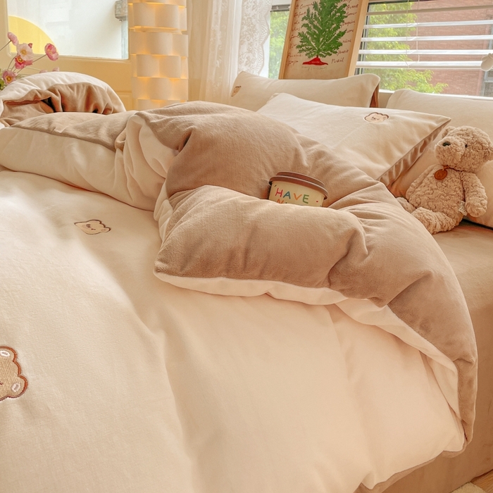 91家纺网 家纺一手货源 找家纺 857家居 2025新款高克重牛奶绒刺绣四件套 波波熊