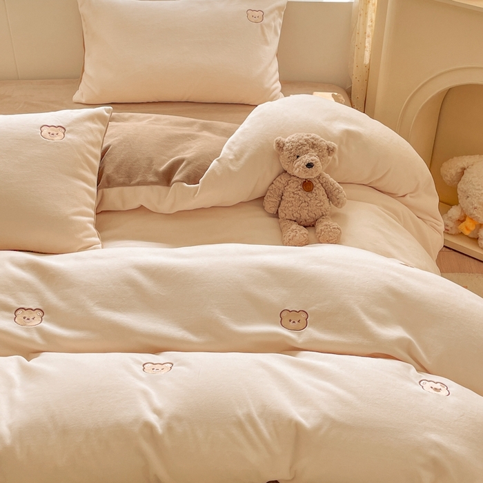 91家纺网 家纺一手货源 找家纺 857家居 2025新款高克重牛奶绒刺绣四件套 波波熊