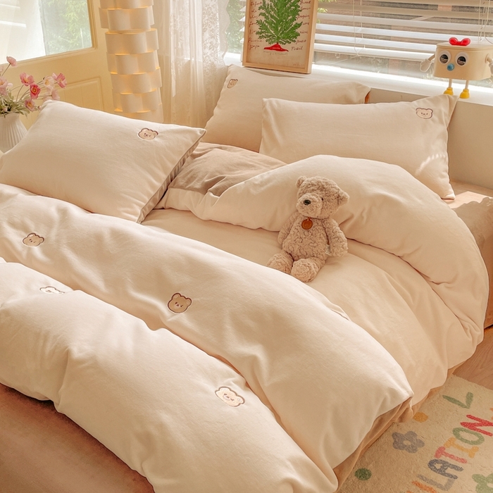 91家纺网 家纺一手货源 找家纺 857家居 2025新款高克重牛奶绒刺绣四件套 波波熊