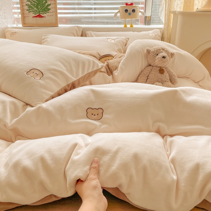 91家纺网 家纺一手货源 找家纺 857家居 2025新款高克重牛奶绒刺绣四件套 波波熊