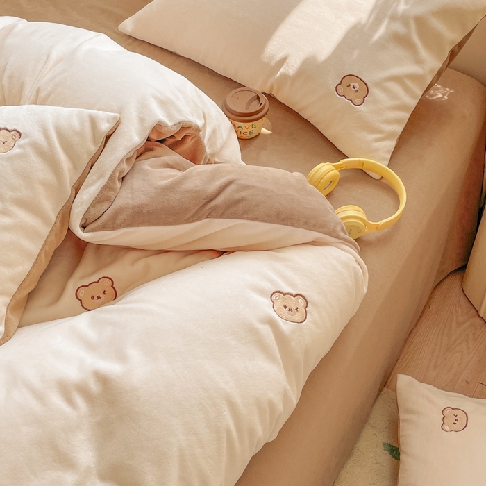 91家纺网 家纺一手货源 找家纺 857家居 2025新款高克重牛奶绒刺绣四件套 波波熊