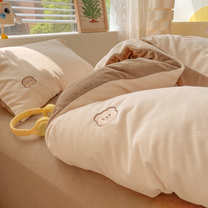 91家纺网 家纺一手货源 找家纺 857家居 2025新款高克重牛奶绒刺绣四件套 波波熊