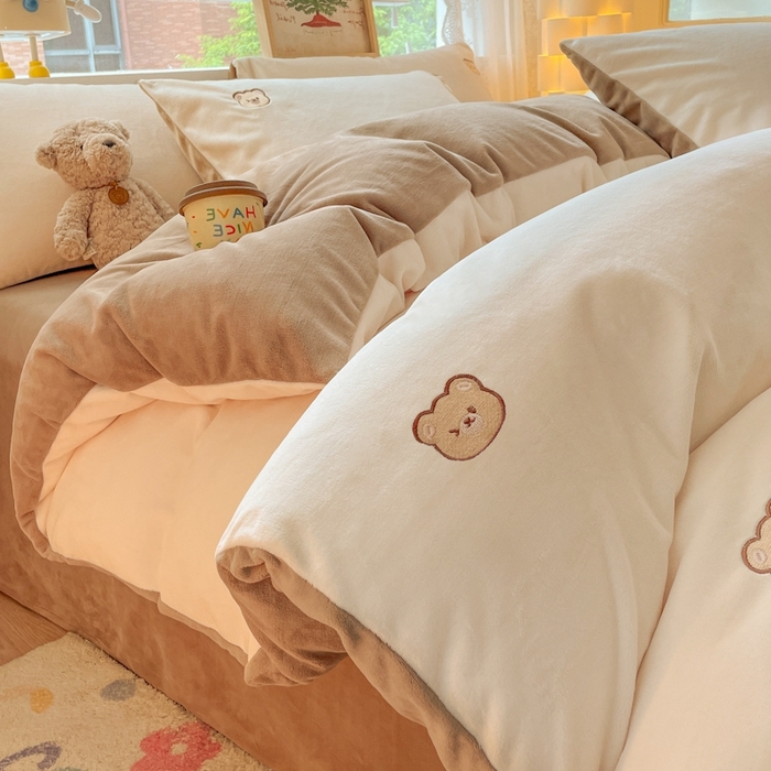 91家纺网 家纺一手货源 找家纺 857家居 2025新款高克重牛奶绒刺绣四件套 波波熊