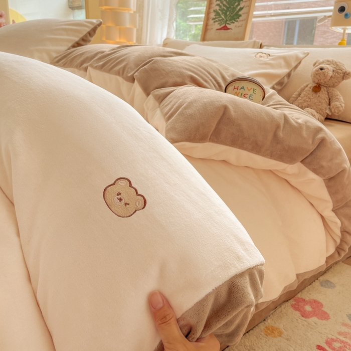 91家纺网 家纺一手货源 找家纺 857家居 2025新款高克重牛奶绒刺绣四件套 波波熊