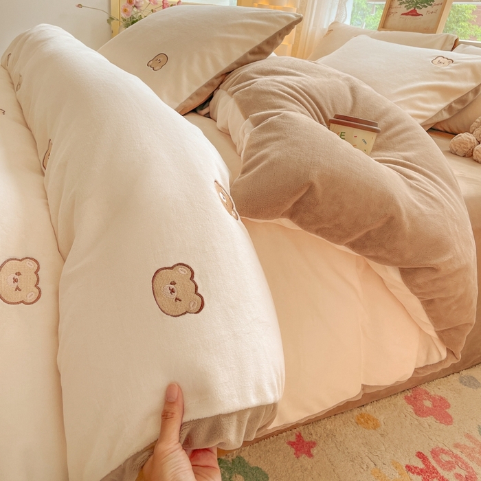 91家纺网 家纺一手货源 找家纺 857家居 2025新款高克重牛奶绒刺绣四件套 波波熊