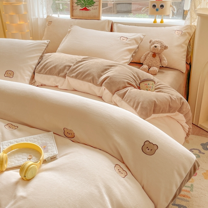 91家纺网 家纺一手货源 找家纺 857家居 2025新款高克重牛奶绒刺绣四件套 波波熊