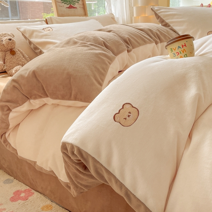 91家纺网 家纺一手货源 找家纺 857家居 2025新款高克重牛奶绒刺绣四件套 波波熊