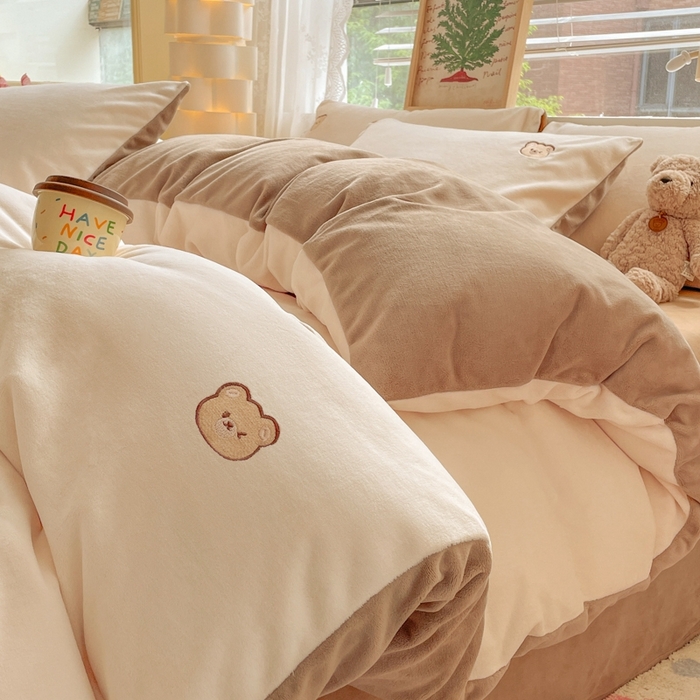 91家纺网 家纺一手货源 找家纺 857家居 2025新款高克重牛奶绒刺绣四件套 波波熊