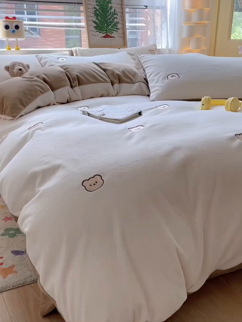 91家纺网 家纺一手货源 找家纺 857家居 2025新款高克重牛奶绒刺绣四件套 波波熊