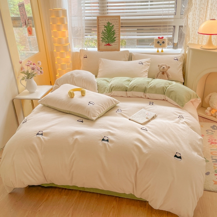 91家纺网 家纺一手货源 找家纺 857家居 2025新款高克重牛奶绒刺绣四件套 墩墩熊