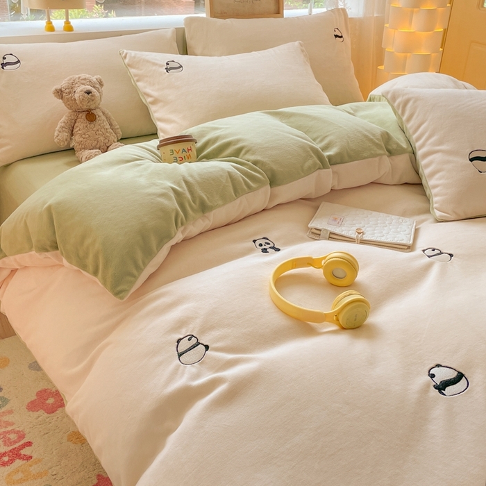 91家纺网 家纺一手货源 找家纺 857家居 2025新款高克重牛奶绒刺绣四件套 墩墩熊