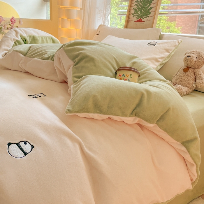 91家纺网 家纺一手货源 找家纺 857家居 2025新款高克重牛奶绒刺绣四件套 墩墩熊