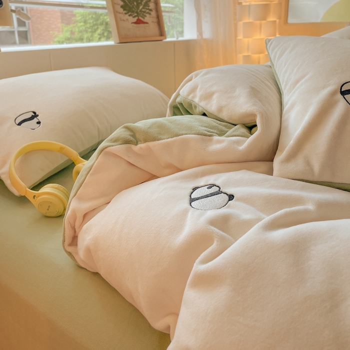 91家纺网 家纺一手货源 找家纺 857家居 2025新款高克重牛奶绒刺绣四件套 墩墩熊