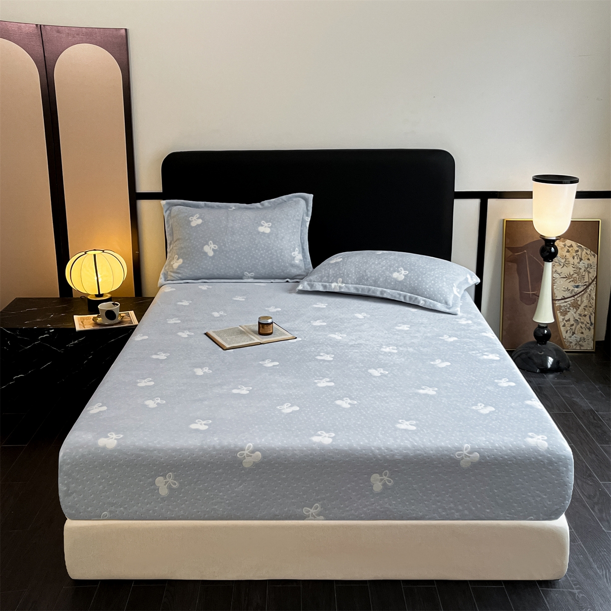 91家纺网 家纺一手货源 找家纺 857家居 2025新款樱桃牛奶绒床笠 樱桃-天蓝