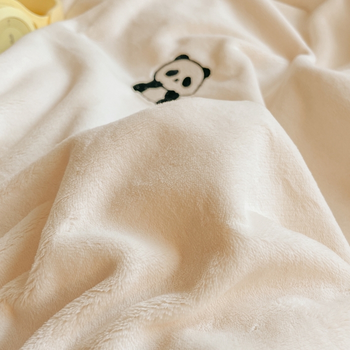 91家纺网 家纺一手货源 找家纺 857家居 2025新款高克重牛奶绒刺绣四件套 墩墩熊