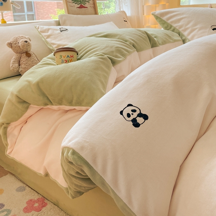 91家纺网 家纺一手货源 找家纺 857家居 2025新款高克重牛奶绒刺绣四件套 墩墩熊