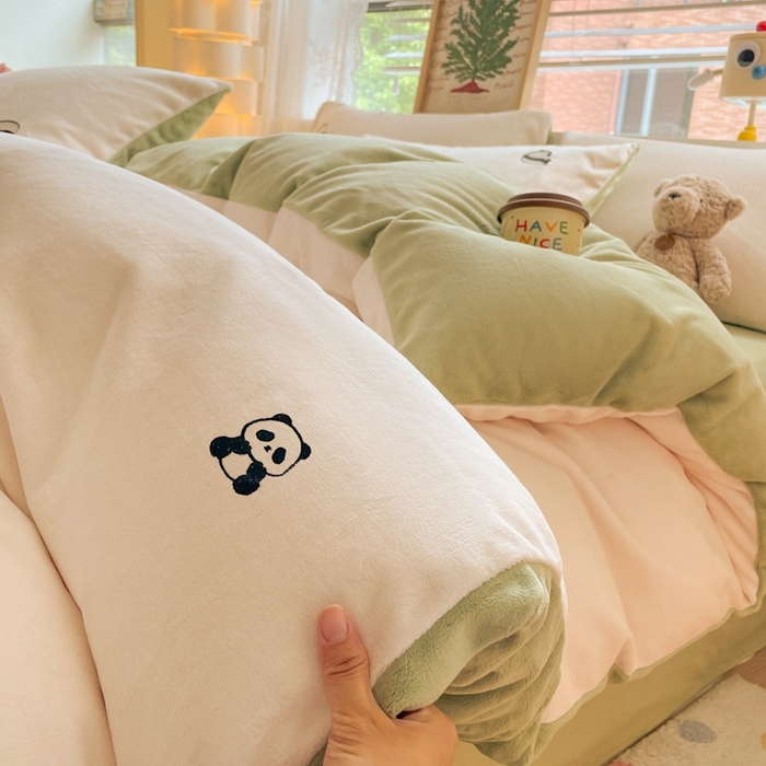 91家纺网 家纺一手货源 找家纺 857家居 2025新款高克重牛奶绒刺绣四件套 墩墩熊