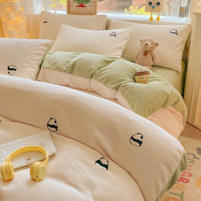 91家纺网 家纺一手货源 找家纺 857家居 2025新款高克重牛奶绒刺绣四件套 墩墩熊